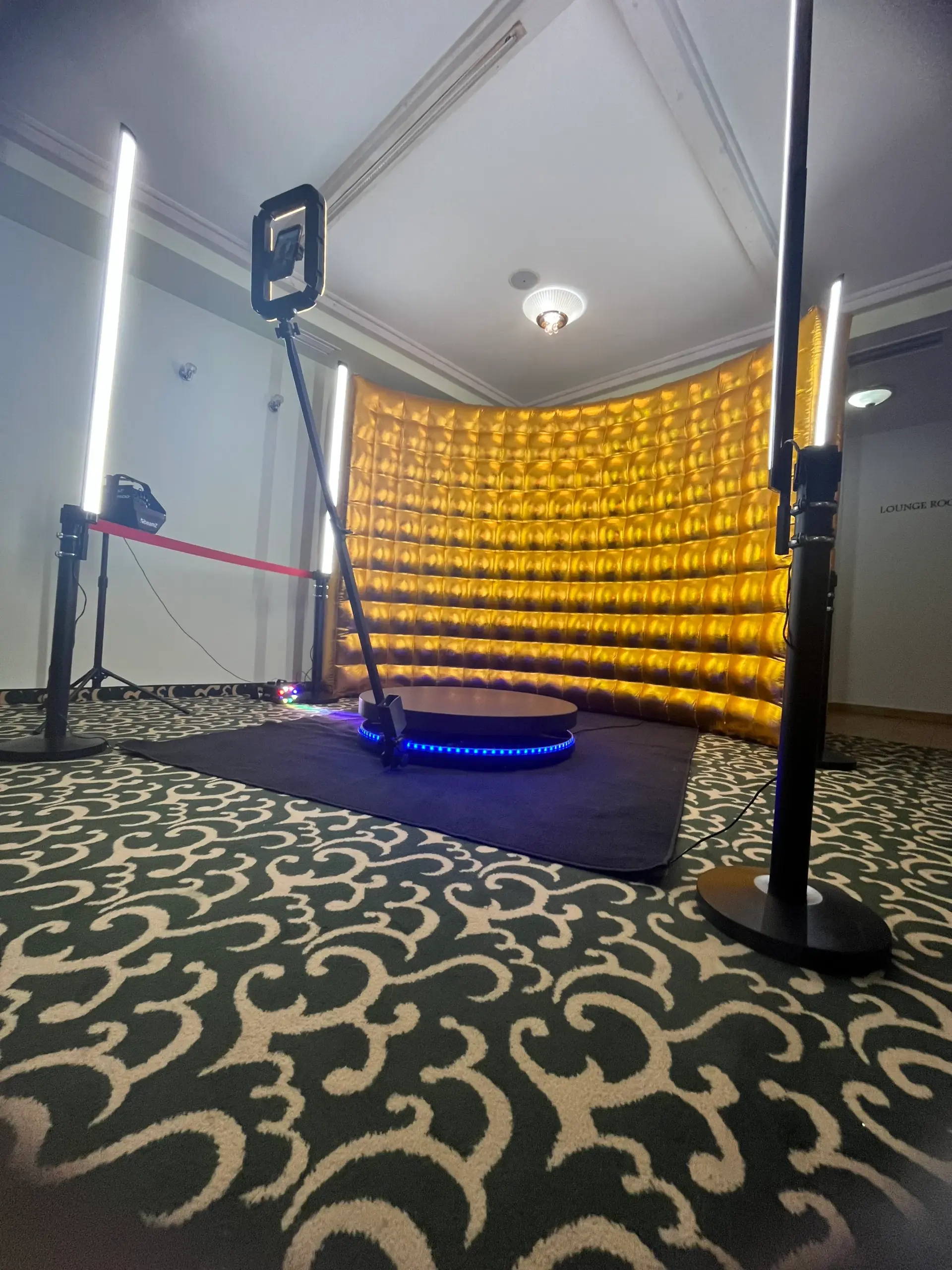 Fotobudka 360 — ustawienie sprzętu, złote tło